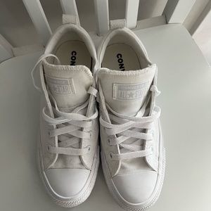 Converse - Chuck Taylor All Star Classic
White-NEW never worn